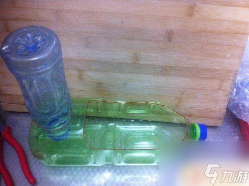 裝滿瓶子怎么喂狗 最簡單的動物自動喂水器DIY