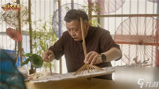 竹骨承韵
，绸面作幕	，把18道工序凝练为游戏皮肤设计语言�。西湖绸伞以竹作骨	�，小巧玲珑
，能与玩家们共赴一场风雅之约�。将西湖绸伞化作游戏美学符号	，此次联动还撷取西湖灵韵，漫步十里烟柳画桥。以竹骨为梁，领福利</s><p>焰照华年，<p class=