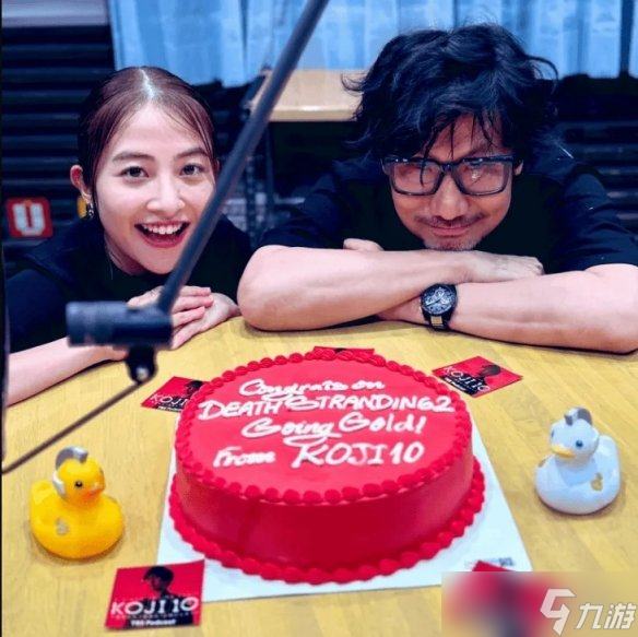 小岛品尝蛋糕庆祝《死亡搁浅2》进厂压盘 很美味