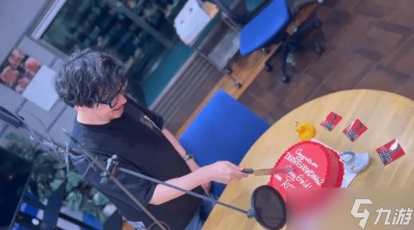 小岛品尝蛋糕庆祝《死亡搁浅2》进厂压盘：很美味！