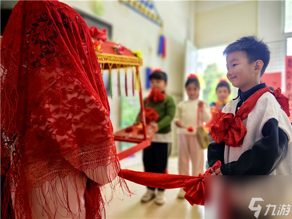 姜堰市教育局发布叶甸幼儿园开展传统文化抬花轿体验活动 学生深入其中