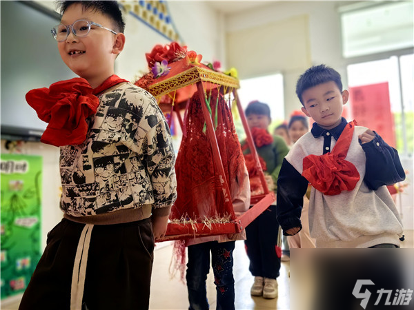 姜堰市教育局发布叶甸幼儿园开展传统文化抬花轿体验活动 学生深入其中