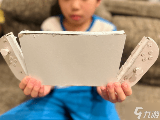 日本小孩没抢到NS2预购 用纸自制“主机”感动全网