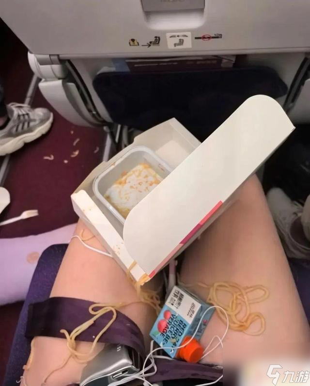 飛機(jī)突然下墜！3秒內(nèi)食物、手機(jī)等物品飛散，航空公司做出回應(yīng)