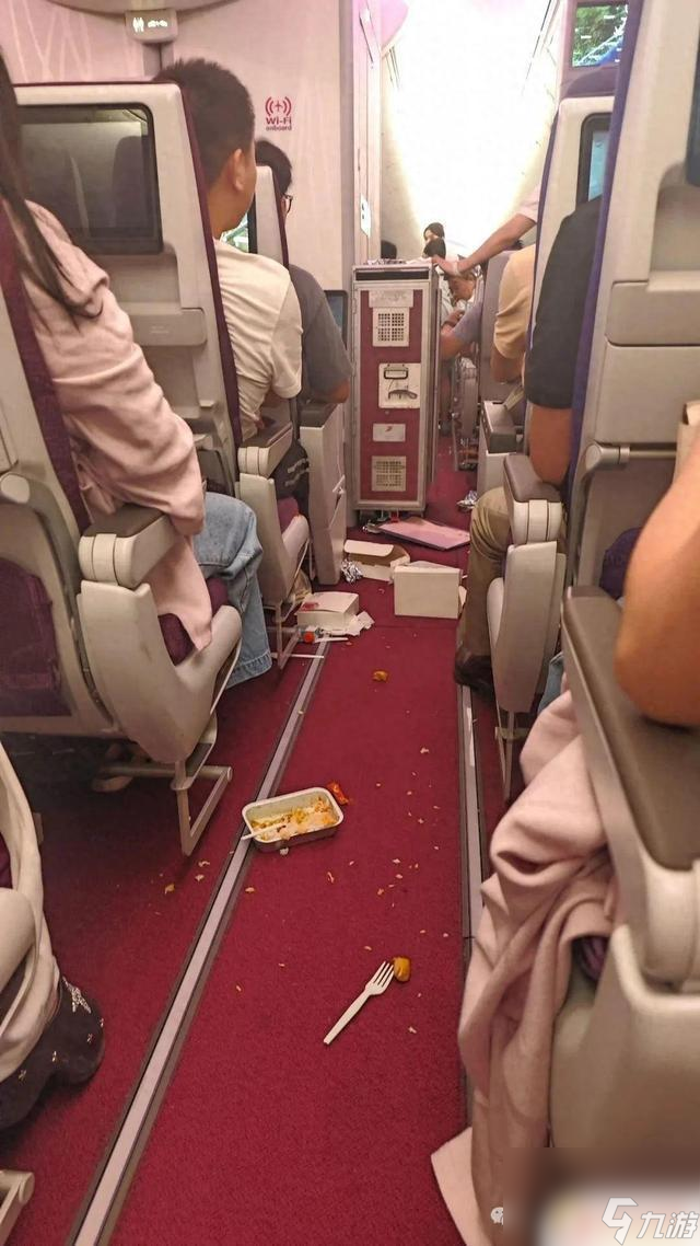 飞机突然下坠 3秒内食物、手机等物品飞散,航空公司做出回应