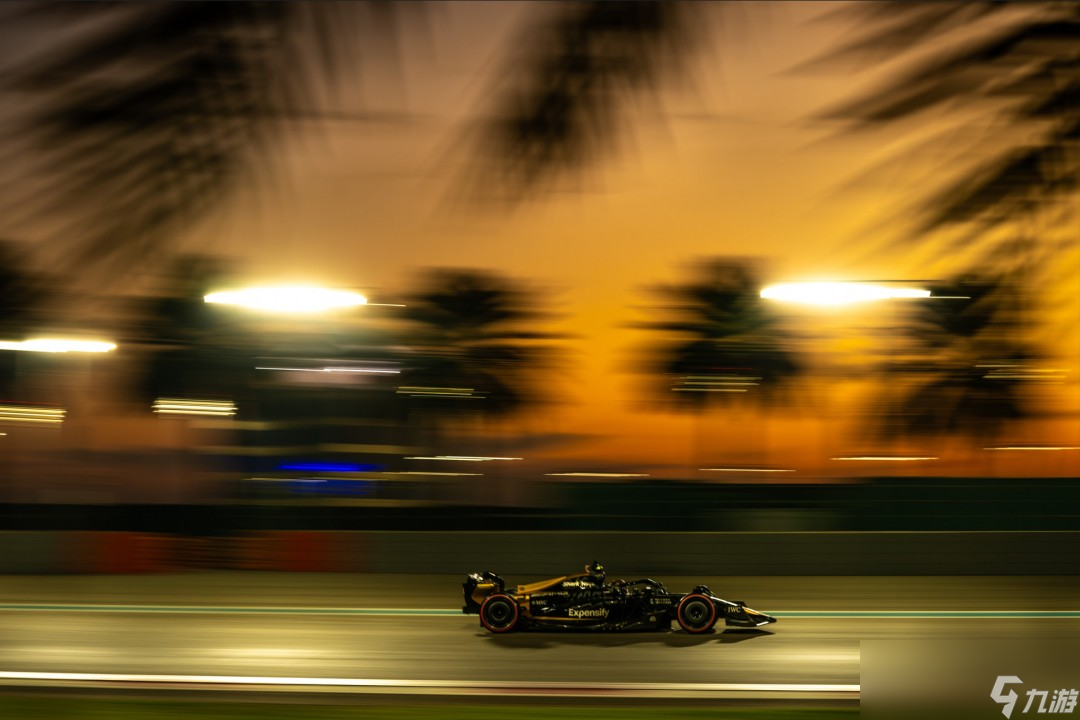 皮特新片《F1：狂飙飞车》大卖 首周末票房超1.4亿美元
