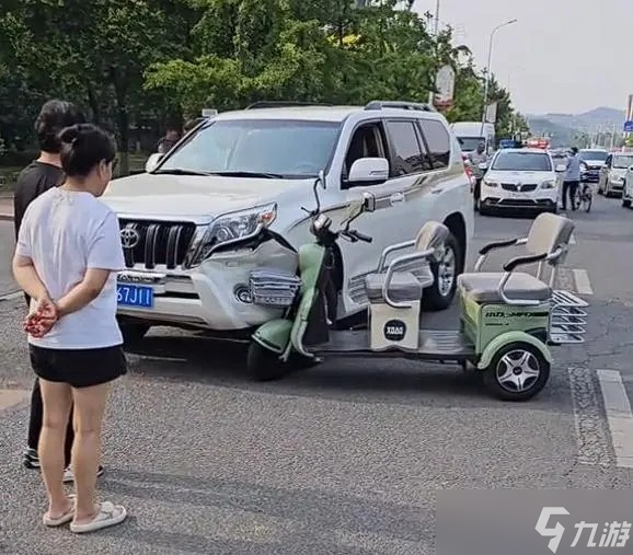 普拉多遭电瓶车猛撞,前杠变形引网友惊叹 实现场面惊人
