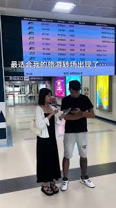 旅游途中夫妻有趣互動 換著玩出別樣精彩心情
