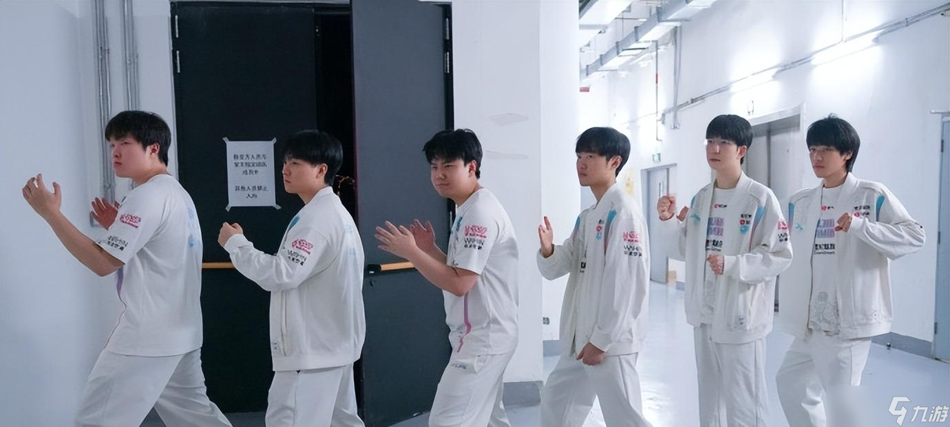 LPL“跑刀流”上單誕生！隊(duì)友打團(tuán)刷兵線，支援永遠(yuǎn)慢一步
