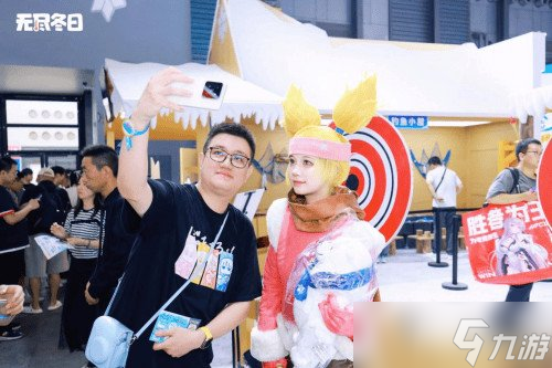 大白熊出没！世纪华通《无尽冬日》展台打造夏日冰爽打卡点
