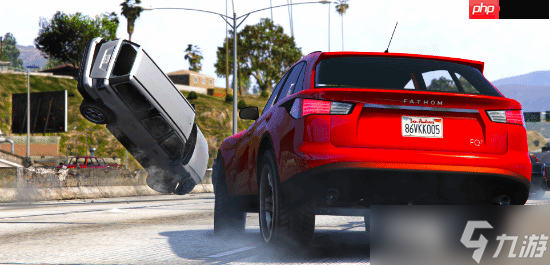 玩家在《给他爱5》躲警车：同时现实有逃犯撞穿自家外墙！