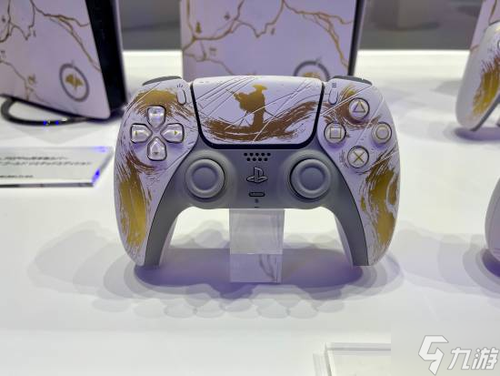 划痕超逼真！《羊蹄山之魂》限定版PS5外壳和手柄实拍