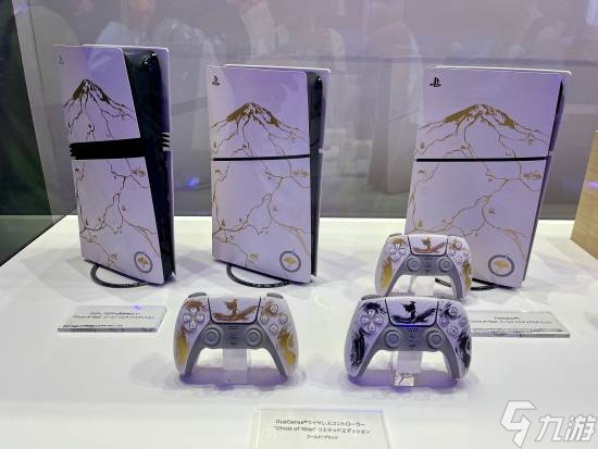 划痕超逼真！《羊蹄山之魂》限定版PS5外壳和手柄实拍