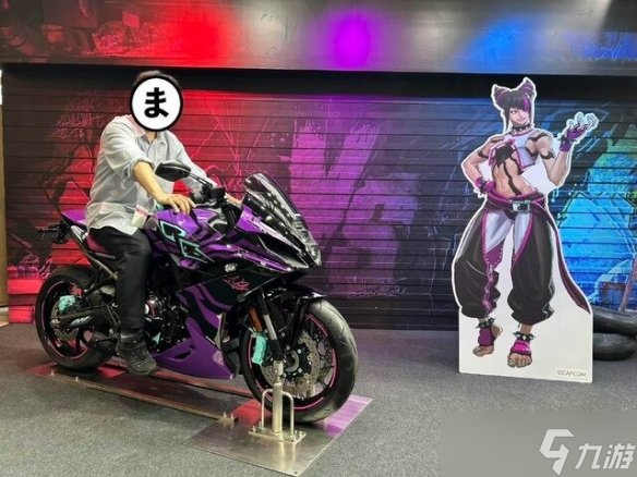 铃木出击TGS！联名《街霸6》推出韩蛛俐主题摩托