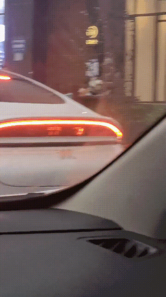 智己汽車尾燈能“玩”魂斗羅驚呆老外：這安全嗎？