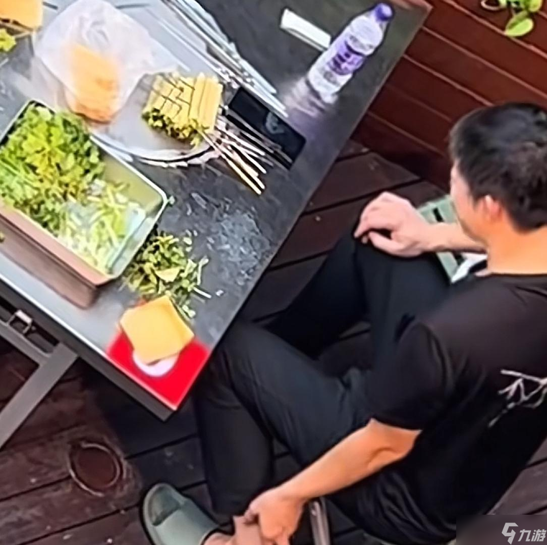 燒烤店倆員工串串:一個摳腳一個掏耳朵，拿豆皮當(dāng)紙巾，老板回應(yīng)