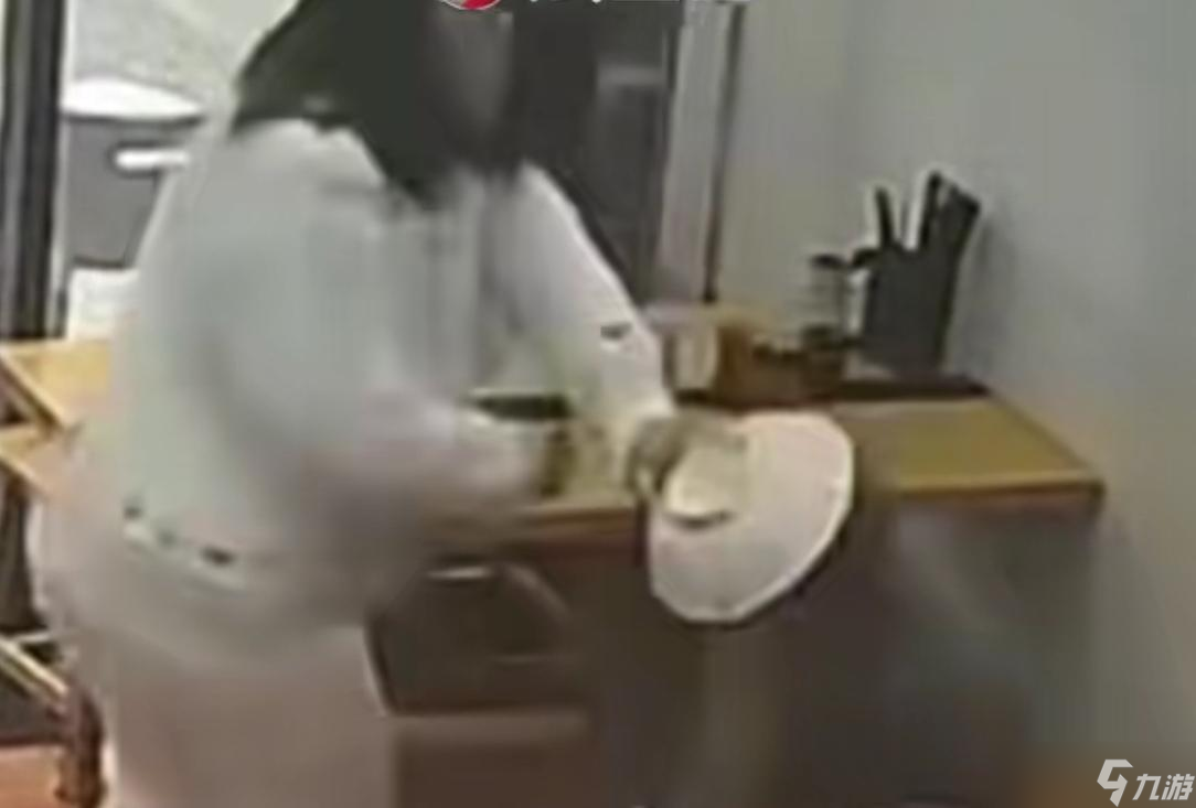 女子吃面一人占倆位被提醒后惱怒，竟拿起滾燙面碗扣小伙頭上就跑