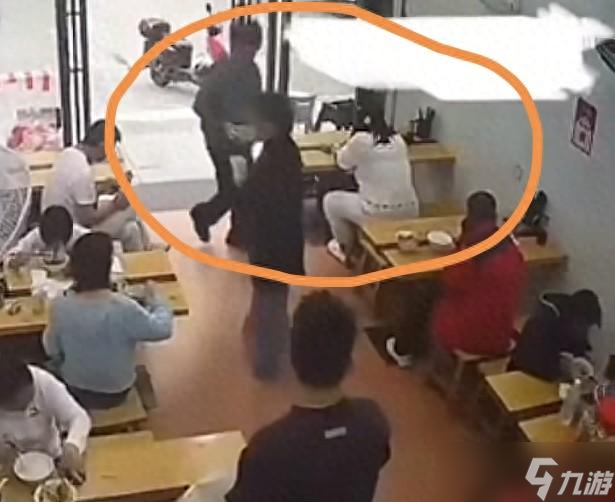 女子吃面一人占倆位被提醒后惱怒，竟拿起滾燙面碗扣小伙頭上就跑