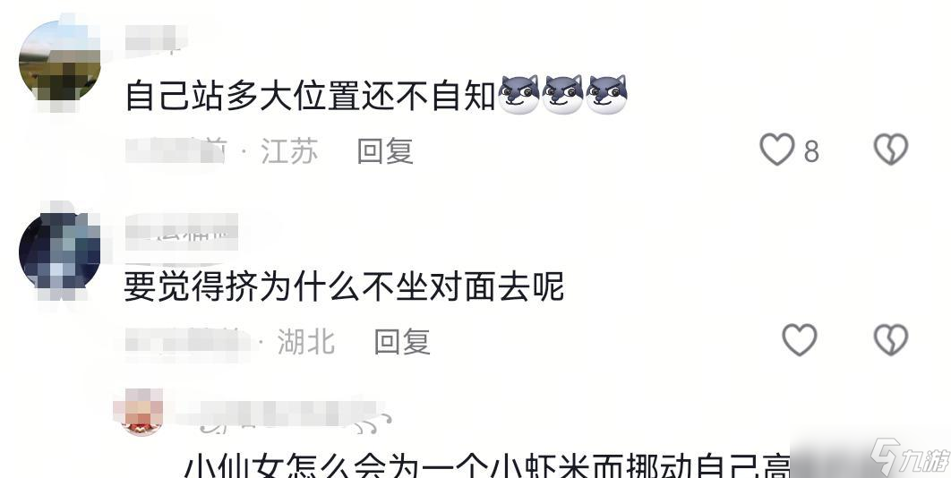 女子吃面一人占倆位被提醒后惱怒，竟拿起滾燙面碗扣小伙頭上就跑