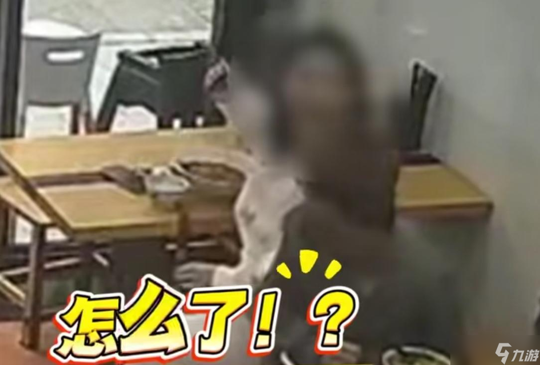 女子吃面一人占倆位被提醒后惱怒，竟拿起滾燙面碗扣小伙頭上就跑