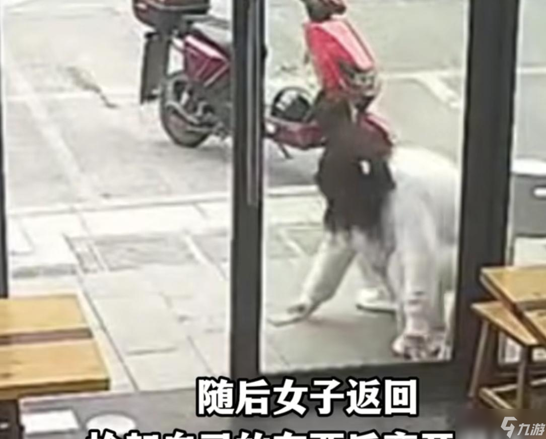 女子吃面一人占倆位被提醒后惱怒，竟拿起滾燙面碗扣小伙頭上就跑
