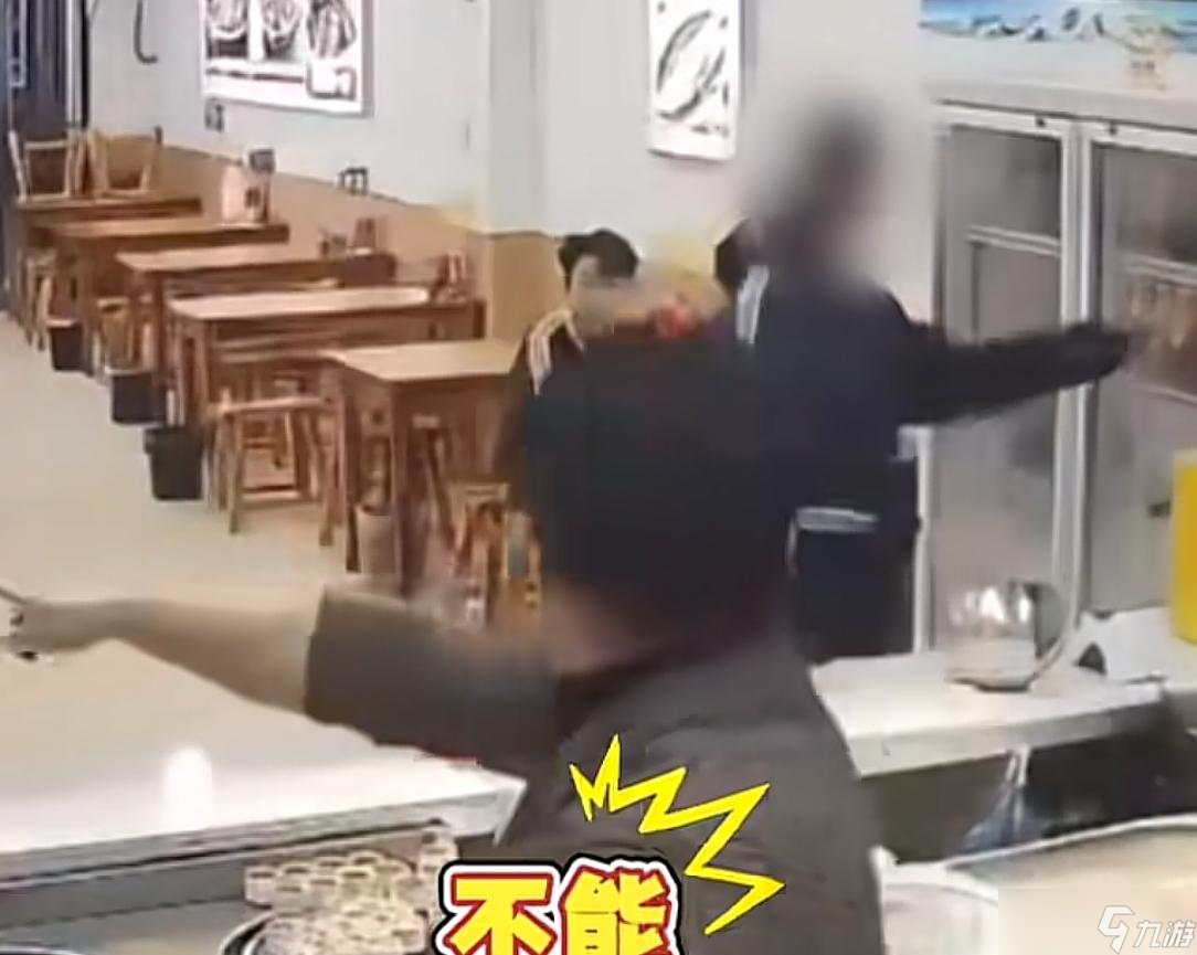 得寸進(jìn)尺！男子吃面稱沒錢,好心老板請(qǐng)他免費(fèi)吃,又想吃棒骨喝飲料