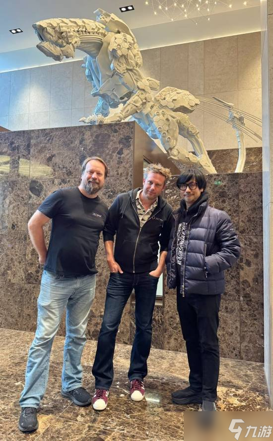 小岛秀夫晒新图:与《地平线》系列开发团队欢乐合影