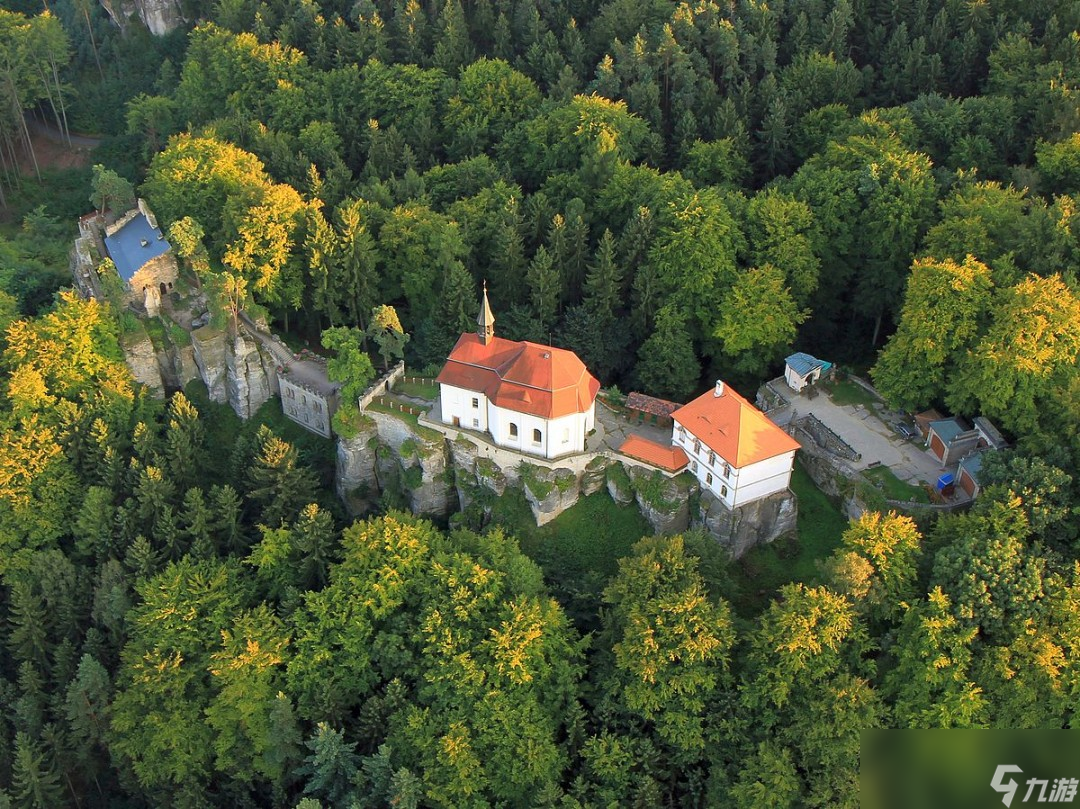 《天国:拯救2》大获成功 游戏中的城堡吸引大量游客前来参观