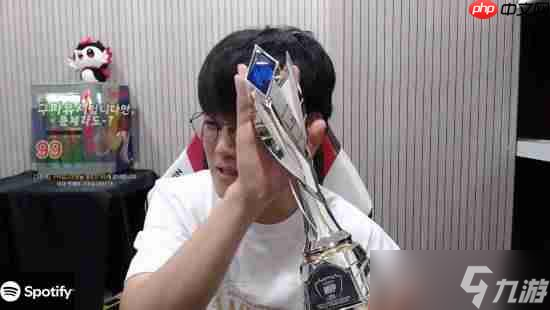 我<a linkid=391925>偶像</a>Uzi亲手颁的！T1 Gumayusi展示FMVP奖杯