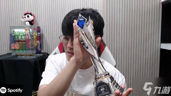 Gumayusi展示FMVP奖杯 我偶像Uzi亲手颁的