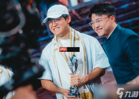 我偶像Uzi亲手颁的！T1 Gumayusi展示FMVP奖杯