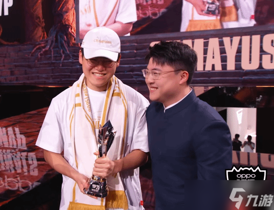 我偶像Uzi亲手颁的！T1 Gumayusi展示FMVP奖杯