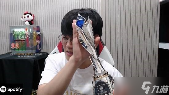 Gumayusi捧FMVP奖杯泪谢Uzi圆梦