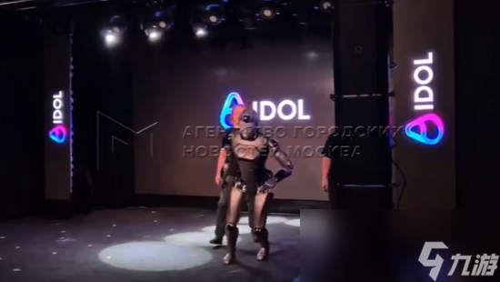 俄罗斯首个AI人形机器人首秀翻车摔倒 还掉落不少装备