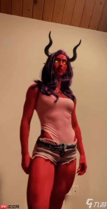 本色出演！肌肉健身美女Cos《超英派遣中心》魔罗芙