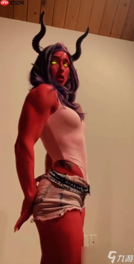 本色出演！肌肉健身美女Cos《超英派遣中心》魔罗芙